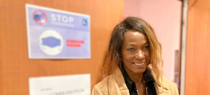 Angélique Twagilimana est tout sourire en sortant de l’une des salles de l’Ibis Houdemont