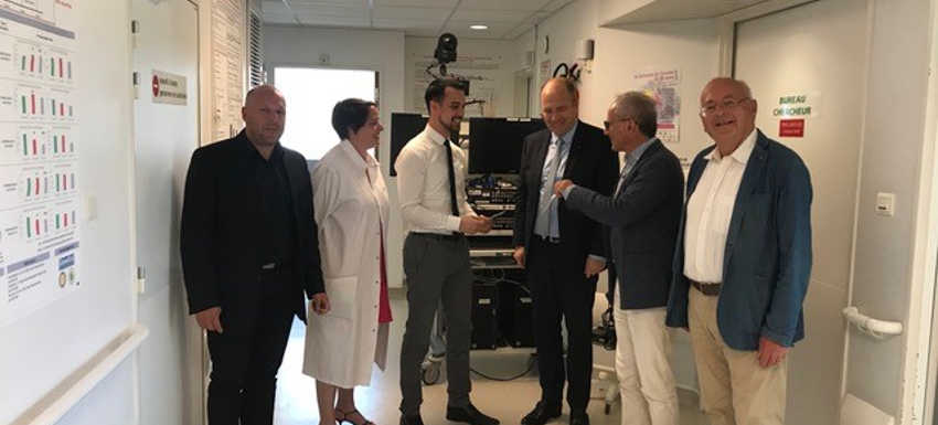 Visite du Rotary à l'hôpital de Brabois devant l' appareil en arrière plan payé par Espoir en Tête